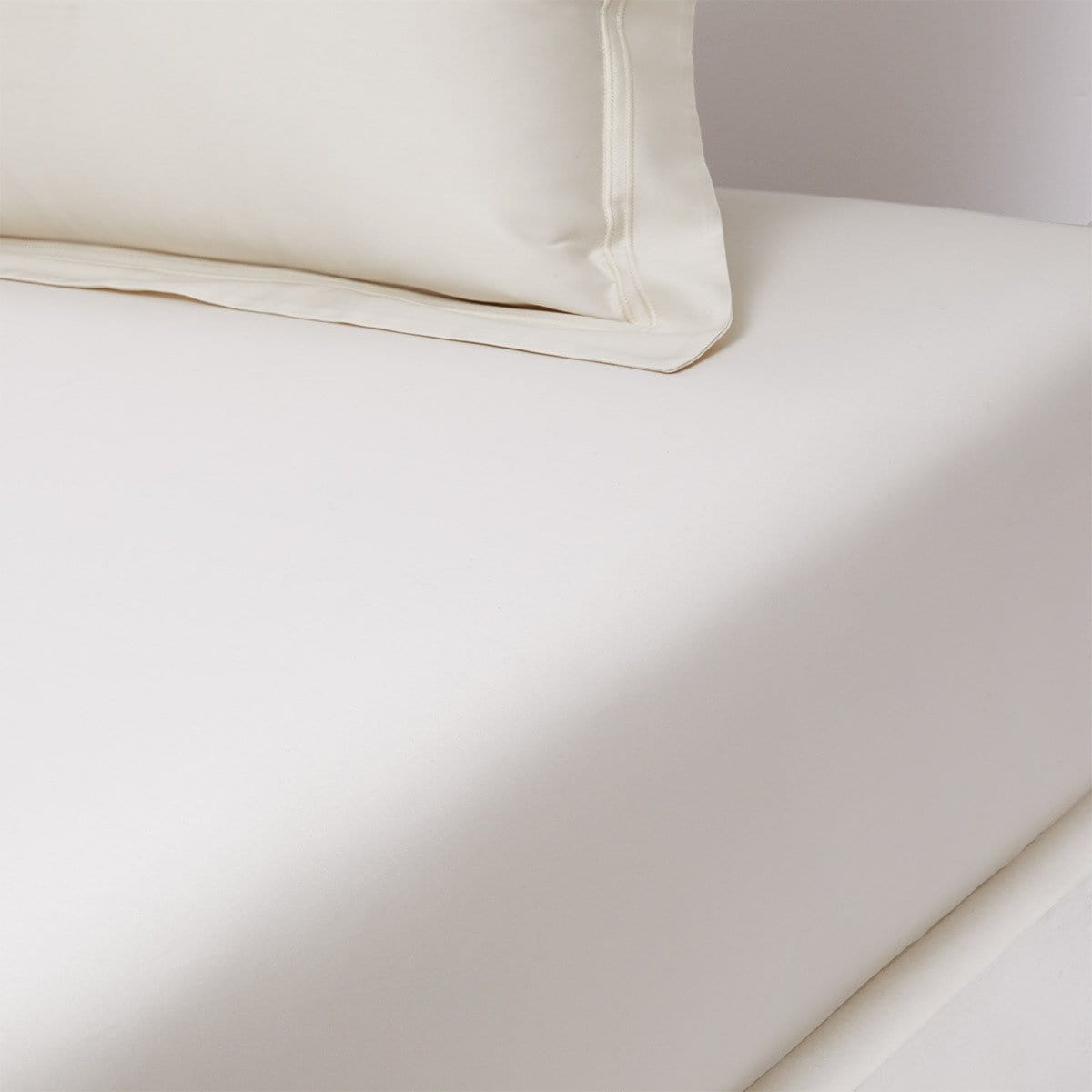 Fitted Sheets Triomphe Fitted Sheet by Yves Delorme Yves Delorme